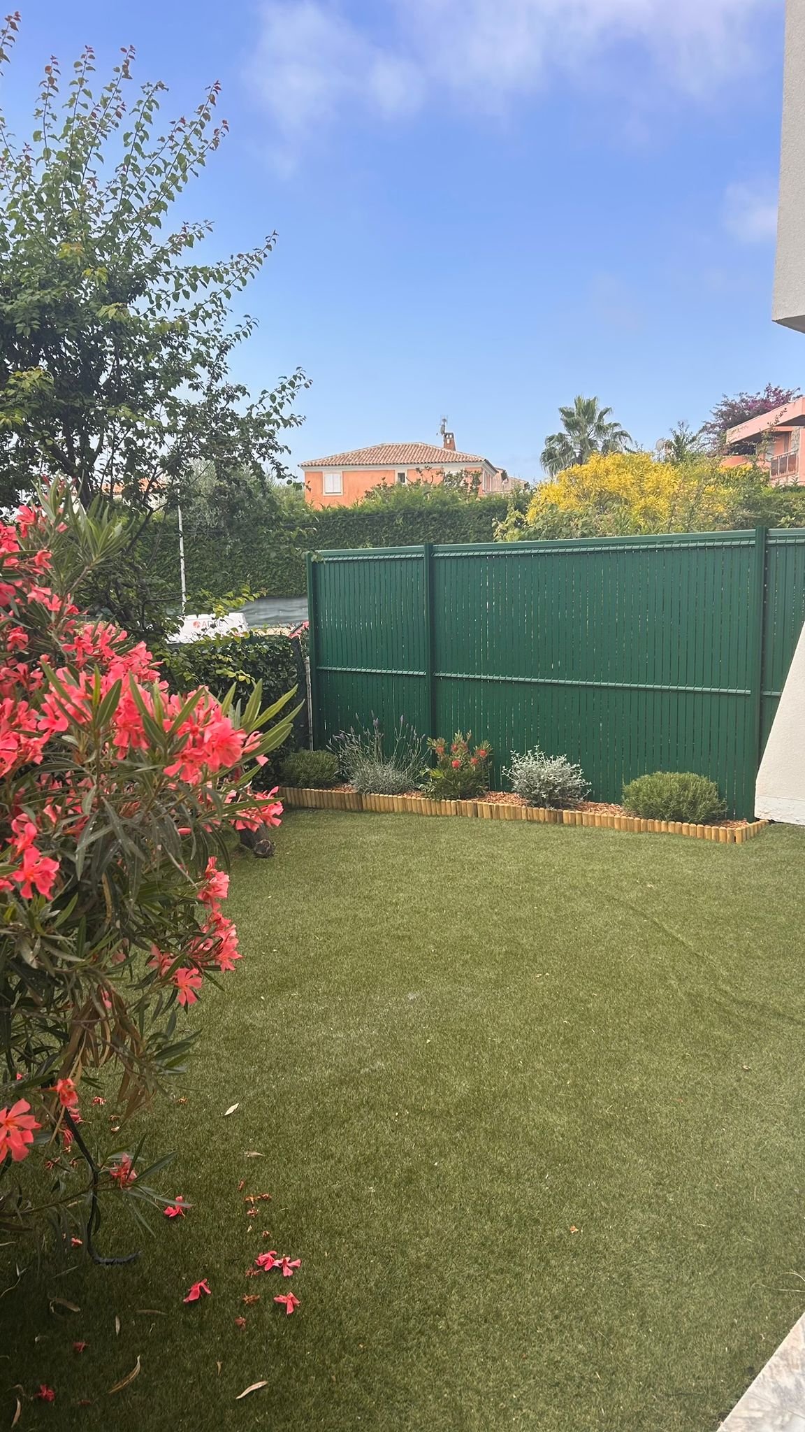 Jardin créé avec gazon et clôture verte, Alpes-Maritimes