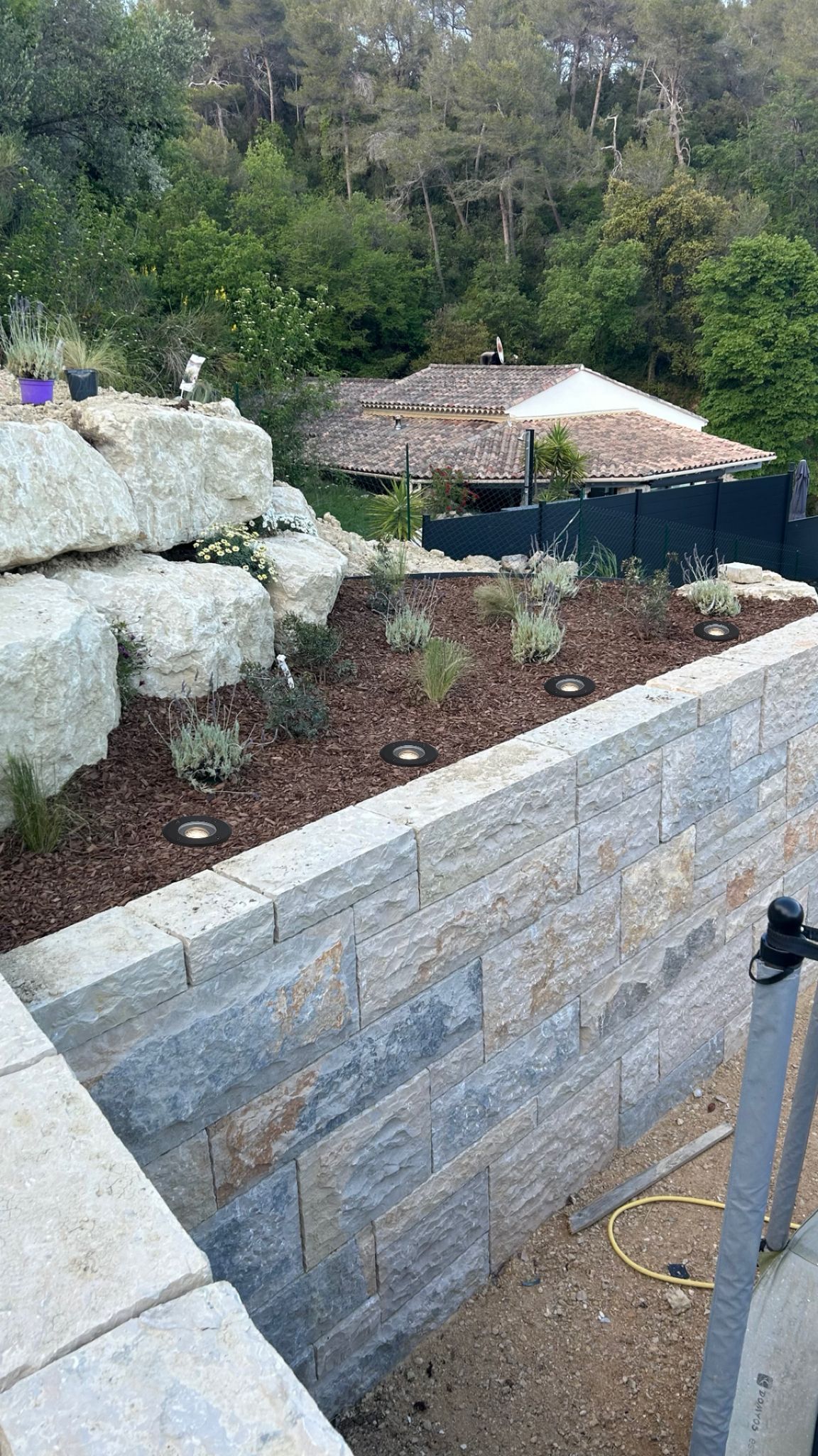 Massif méditerranéen avec mur en pierre sèche et plantes locales