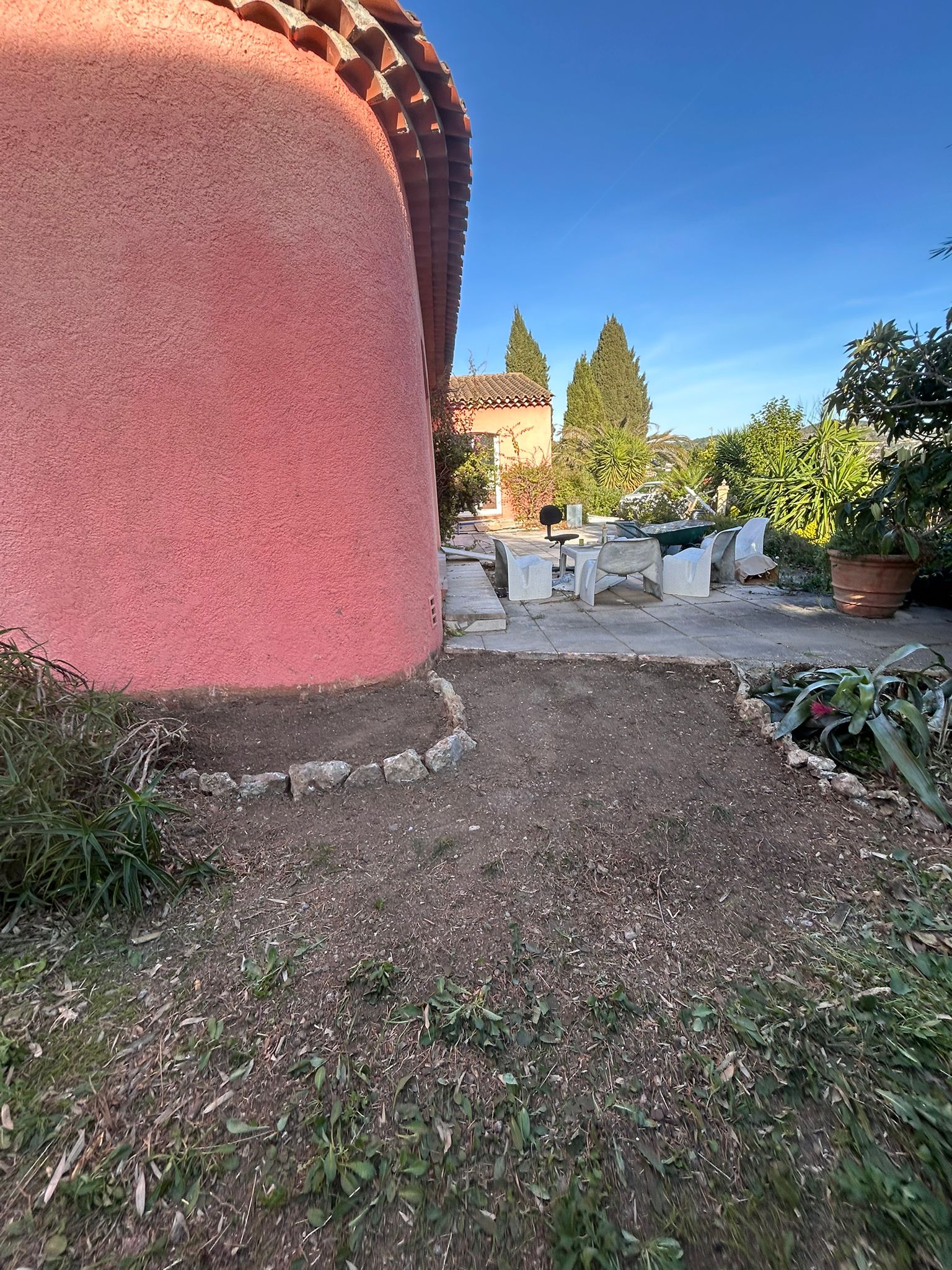 Après : Jardin remis en état, dégagé devant mas terracotta